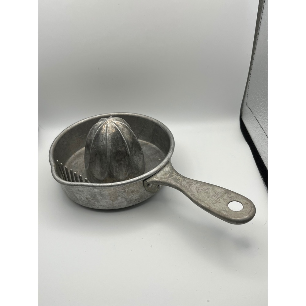 Vintage Kwicky Juicer Quam-Nichols Co Chicago Aluminum Manual Citrus Reamer USA